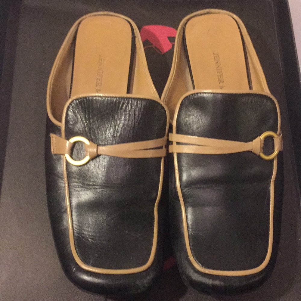 JENNIFER MOORE BLACK & BIEGE /TAN MULE